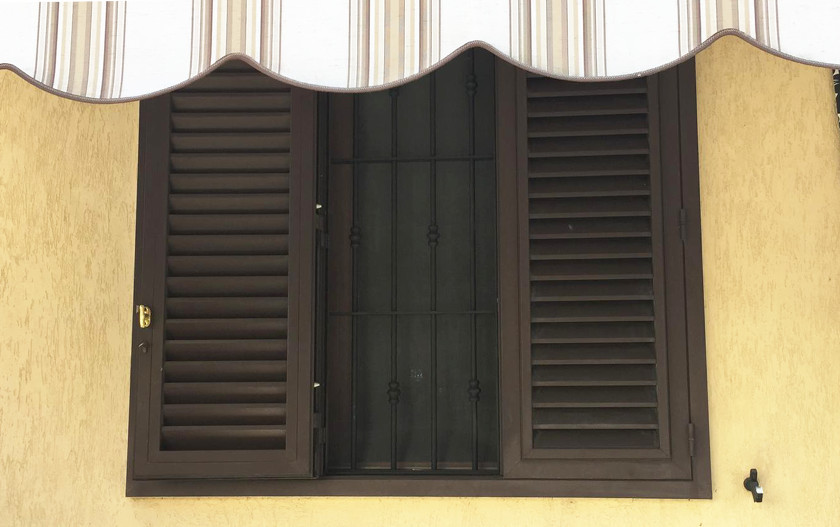 Inferriata fissa per finestra con persiana in alluminio e tenda