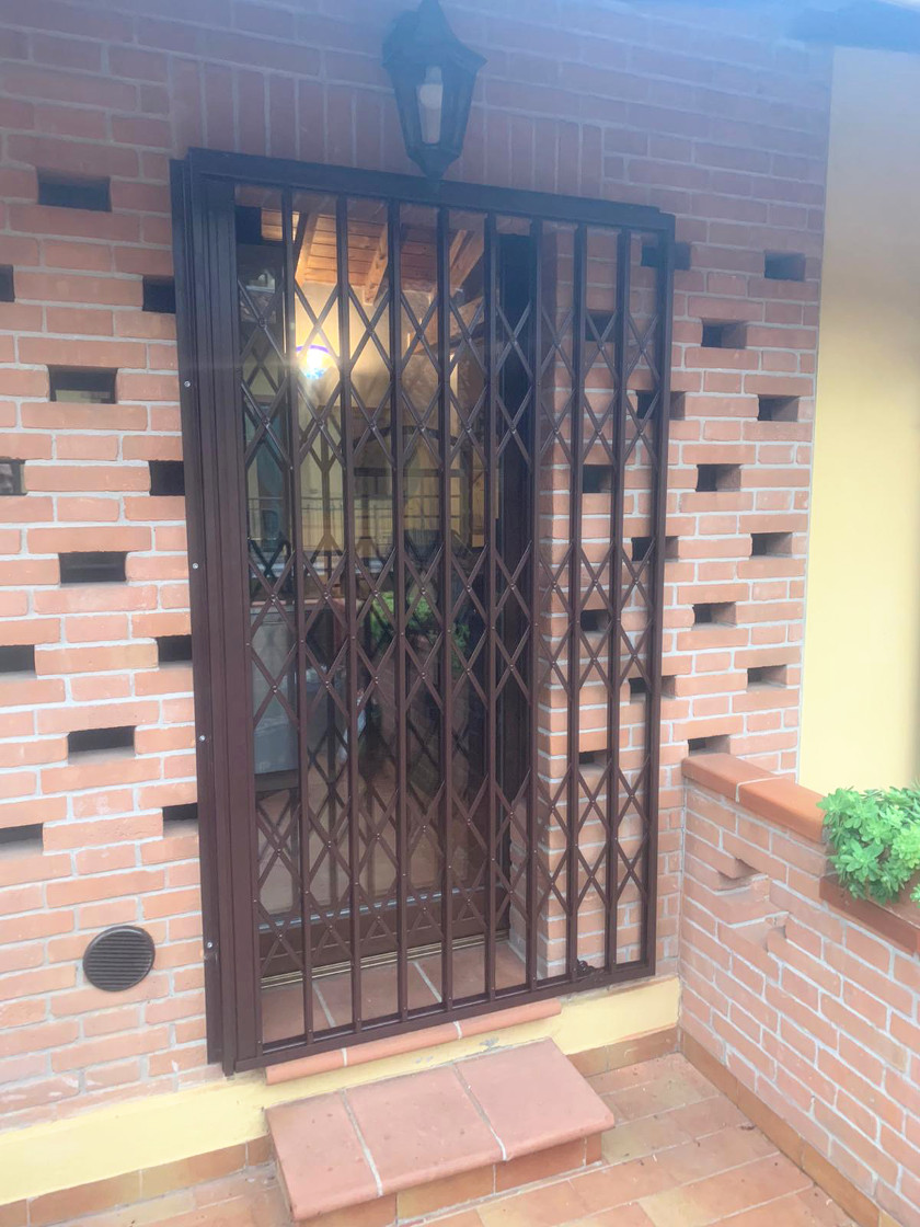 inferriata scorrevole chiusa su porta di ingresso