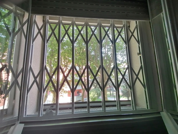 Inferriata estensibile finestrella